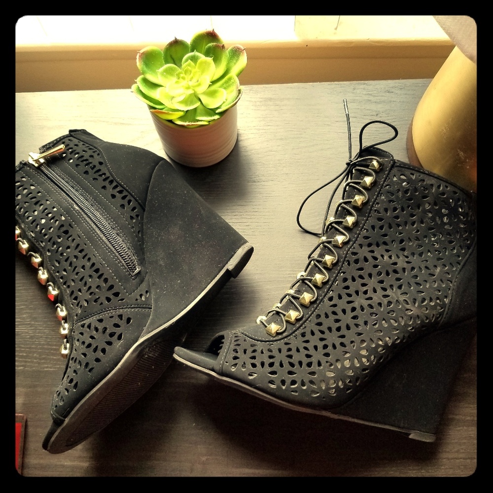 Bamboo Royce-10 Peep Toe Wedge Booties